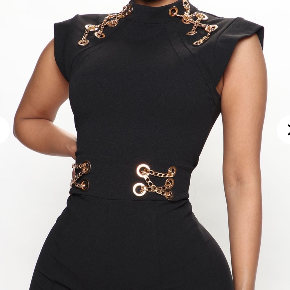 PRE OWNED FASHION NOVA/Elegant Black Sleeveless JUMPSUIT W/GOLD LINK/CHAIN 1X - Picture 2 of 10